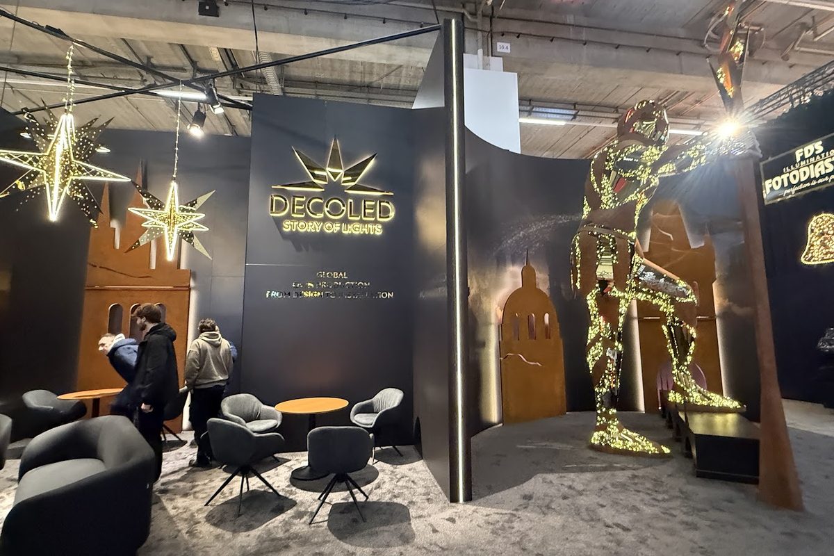 Esposizione DECOLED alla fiera di Francoforte sul Meno con scultura luminosa e area meeting